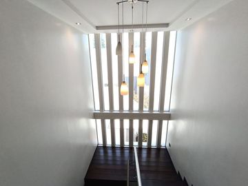EXCLUSIVA PROPIEDAD EN VENTA - CUMBAYÁ - 884 M2