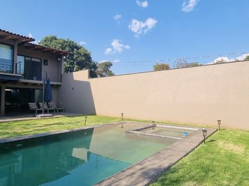 MODERNA CASA EN VENTA, VALLE DE BRAVO