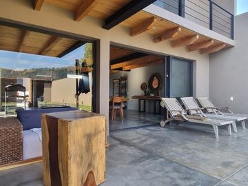 MODERNA CASA EN VENTA, VALLE DE BRAVO
