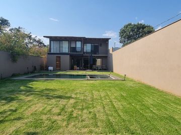 MODERNA CASA EN VENTA, VALLE DE BRAVO
