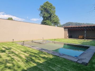 MODERNA CASA EN VENTA, VALLE DE BRAVO