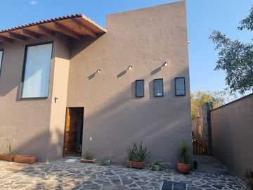 MODERNA CASA EN VENTA, VALLE DE BRAVO