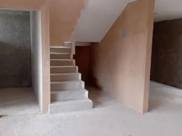 Vendo Casa de 2 Pisos, 4 Recámaras, Al Sur de Pachuca, Fracc. Esmeralda.