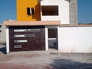 Vendo Casa de 2 Pisos, 4 Recámaras, Al Sur de Pachuca, Fracc. Esmeralda.