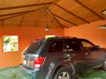 CASA EN UN SOLO NIVEL CERCA DE LOS ENCINOS