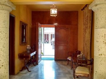 CASA EN UN SOLO NIVEL CERCA DE LOS ENCINOS