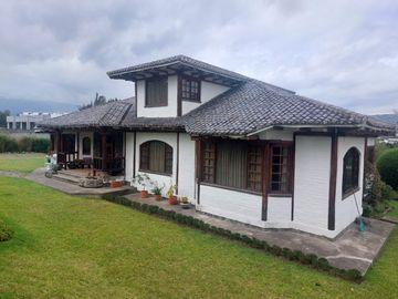 GRAN TERRENO CON CASA TIPO HACIENDA EN TUMBACO LA VIÑA ALTA