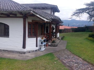 GRAN TERRENO CON CASA TIPO HACIENDA EN TUMBACO LA VIÑA ALTA