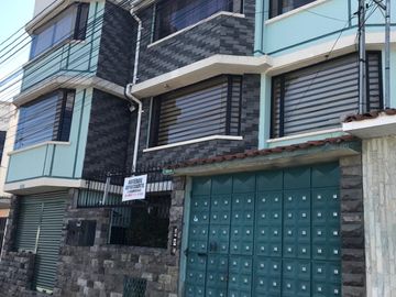 Inversionistas. Sector SOLCA. Se vende Edificio de 4 departamentos arrendados  y un local.