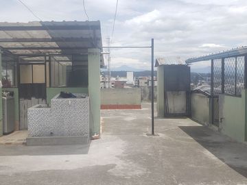 Inversionistas. Sector SOLCA. Se vende Edificio de 4 departamentos arrendados  y un local.