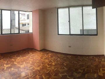 Inversionistas. Sector SOLCA. Se vende Edificio de 4 departamentos arrendados  y un local.