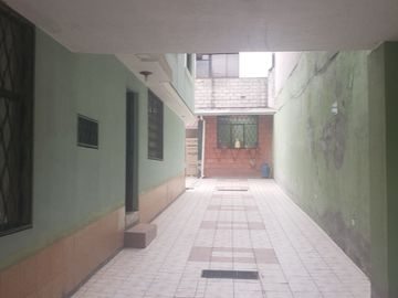 Inversionistas. Sector SOLCA. Se vende Edificio de 4 departamentos arrendados  y un local.