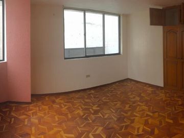 Inversionistas. Sector SOLCA. Se vende Edificio de 4 departamentos arrendados  y un local.