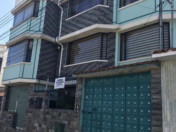 Inversionistas. Sector SOLCA. Se vende Edificio de 4 departamentos arrendados  y un local.