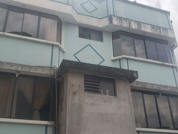 Inversionistas. Sector SOLCA. Se vende Edificio de 4 departamentos arrendados  y un local.