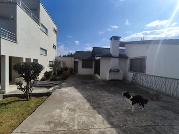 Venta Terreno urbano con dos casas unifamiliares en Pomásqui x Colegio Francés, construcción 415M2, terreno 1000M2, $315.000