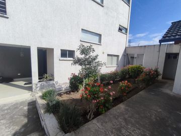 Venta Terreno urbano con dos casas unifamiliares en Pomásqui x Colegio Francés, construcción 415M2, terreno 1000M2, $315.000