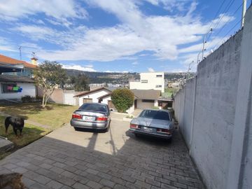 Venta Terreno urbano con dos casas unifamiliares en Pomásqui x Colegio Francés, construcción 415M2, terreno 1000M2, $315.000