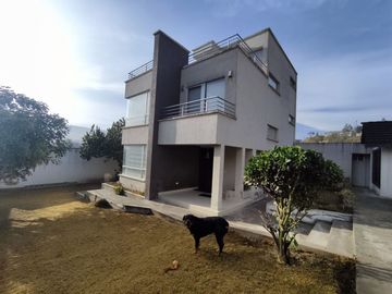 Venta Terreno urbano con dos casas unifamiliares en Pomásqui x Colegio Francés, construcción 415M2, terreno 1000M2, $315.000