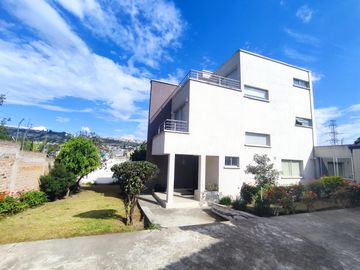 Venta Terreno urbano con dos casas unifamiliares en Pomásqui x Colegio Francés, construcción 415M2, terreno 1000M2, $315.000