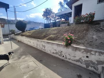 Venta Terreno urbano con dos casas unifamiliares en Pomásqui x Colegio Francés, construcción 415M2, terreno 1000M2, $315.000