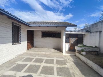 Venta Terreno urbano con dos casas unifamiliares en Pomásqui x Colegio Francés, construcción 415M2, terreno 1000M2, $315.000