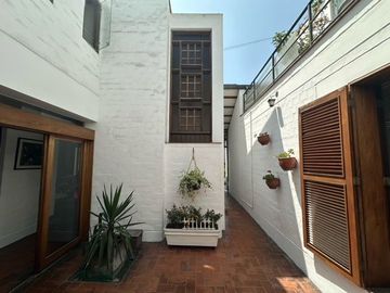 CASA EN VENTA EN MIRAFLORES CERCA A PARQUE