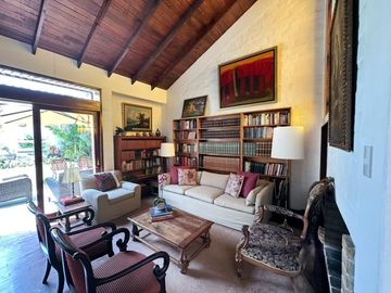 CASA EN VENTA EN MIRAFLORES CERCA A PARQUE