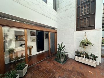 CASA EN VENTA EN MIRAFLORES CERCA A PARQUE