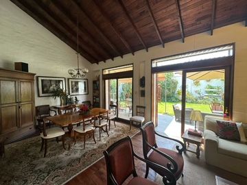 CASA EN VENTA EN MIRAFLORES CERCA A PARQUE