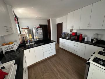 CASA EN VENTA EN MIRAFLORES CERCA A PARQUE