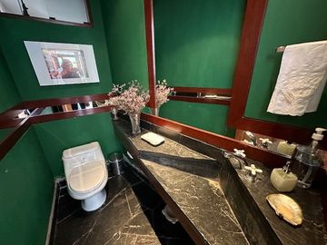 CASA EN VENTA EN MIRAFLORES CERCA A PARQUE