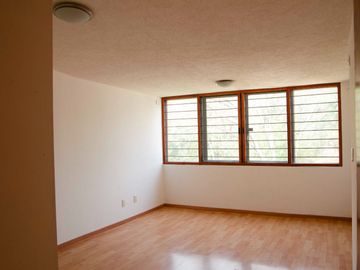 Casa en Venta en Jardines de Satélite, para remodelar