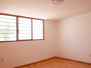 Casa en Venta en Jardines de Satélite, para remodelar