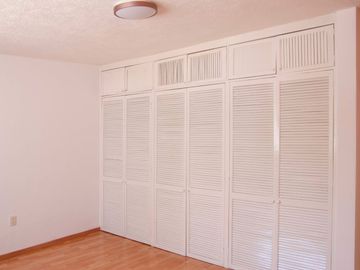 Casa en Venta en Jardines de Satélite, para remodelar