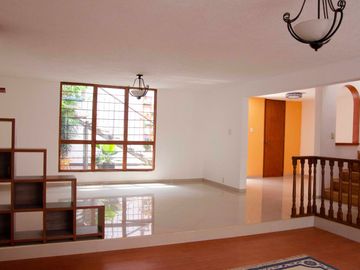 Casa en Venta en Jardines de Satélite, para remodelar