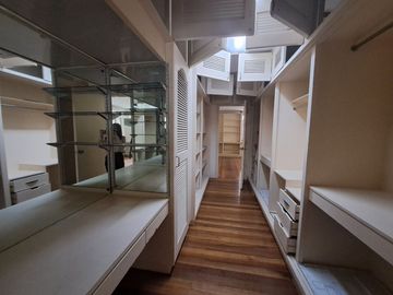 7BR House & Lot for Sale in Dasmarinas Village