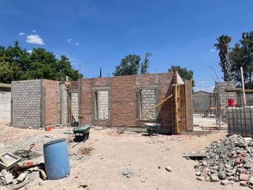 PREVENTA CASA EN JURICA CON ESTUDIO EN PLANTA BAJA Y CUARTO DE SERVICIO