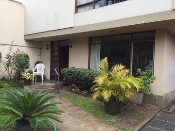 VENTA DE CASA AMPLIA Y MODERNA, 389 M2, 5 DORM, 4 BAÑOS, 4 COCHERAS