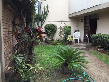 VENTA DE CASA AMPLIA Y MODERNA, 389 M2, 5 DORM, 4 BAÑOS, 4 COCHERAS
