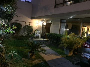 VENTA DE CASA AMPLIA Y MODERNA, 389 M2, 5 DORM, 4 BAÑOS, 4 COCHERAS