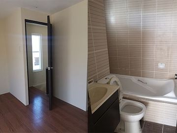 Condo for sale with parking included in Tagaytay Hampton Villas Barangay Sungay East Tagaytay City Cavite