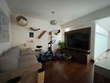 EXCLUSIVO DEPARTAMENTO CON 4 DORMITORIOS Y BALCÓN