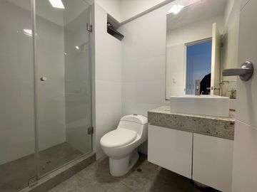 EXCLUSIVO DEPARTAMENTO CON 4 DORMITORIOS Y BALCÓN