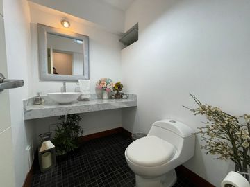 EXCLUSIVO DEPARTAMENTO CON 4 DORMITORIOS Y BALCÓN