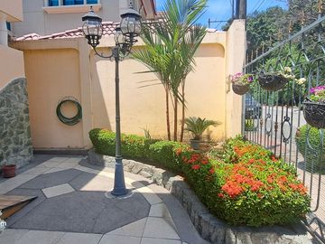 CASA EN VENTA EN URB. BOSQUES DEL SALADO FRENTE A CIUDAD COLÓN
