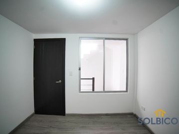 Amplia casa  de 3 pisos aplicada a crédito vip en Cuenca