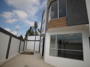 Amplia casa  de 3 pisos aplicada a crédito vip en Cuenca