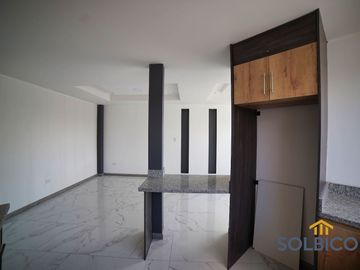 Amplia casa  de 3 pisos aplicada a crédito vip en Cuenca