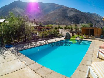 Parcela con casa, piscina y dos cabañas. Potencial turístico. Varillar, Valle del Elqui. $280 millones